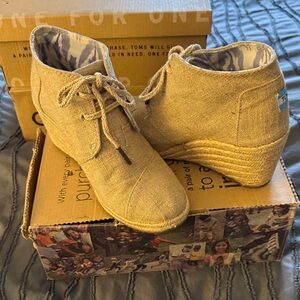 TOMS Women's Tan Espadrille Wedge Lace-Up Ankle Boots
